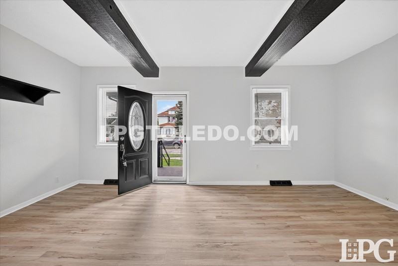 921 Berry St - Photo 7 of 36