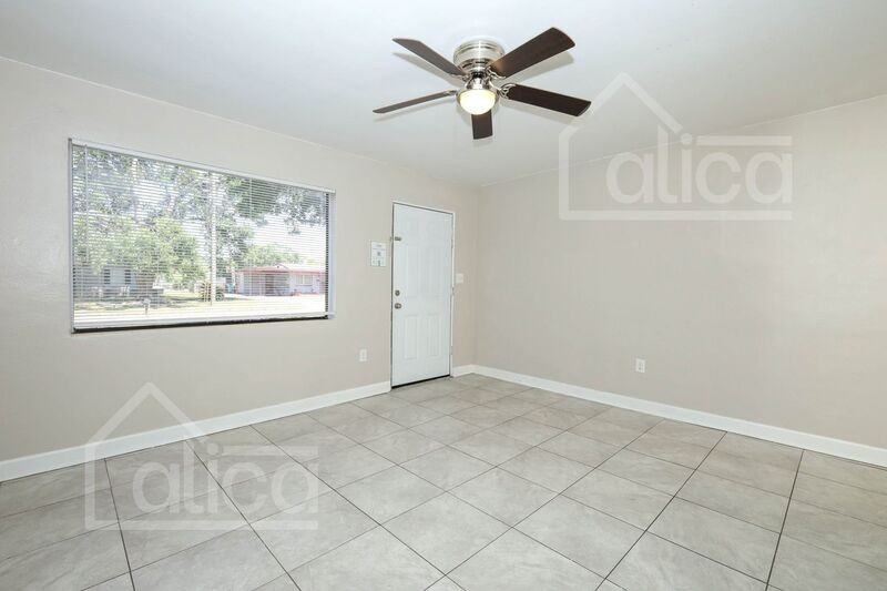 3810 Thompson St - Photo 3 of 20