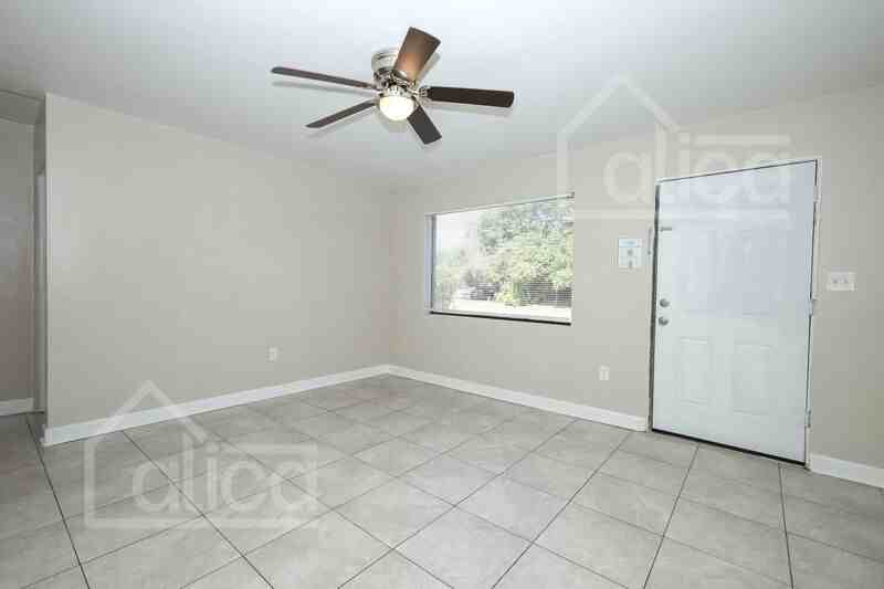 3810 Thompson St - Photo 4 of 20