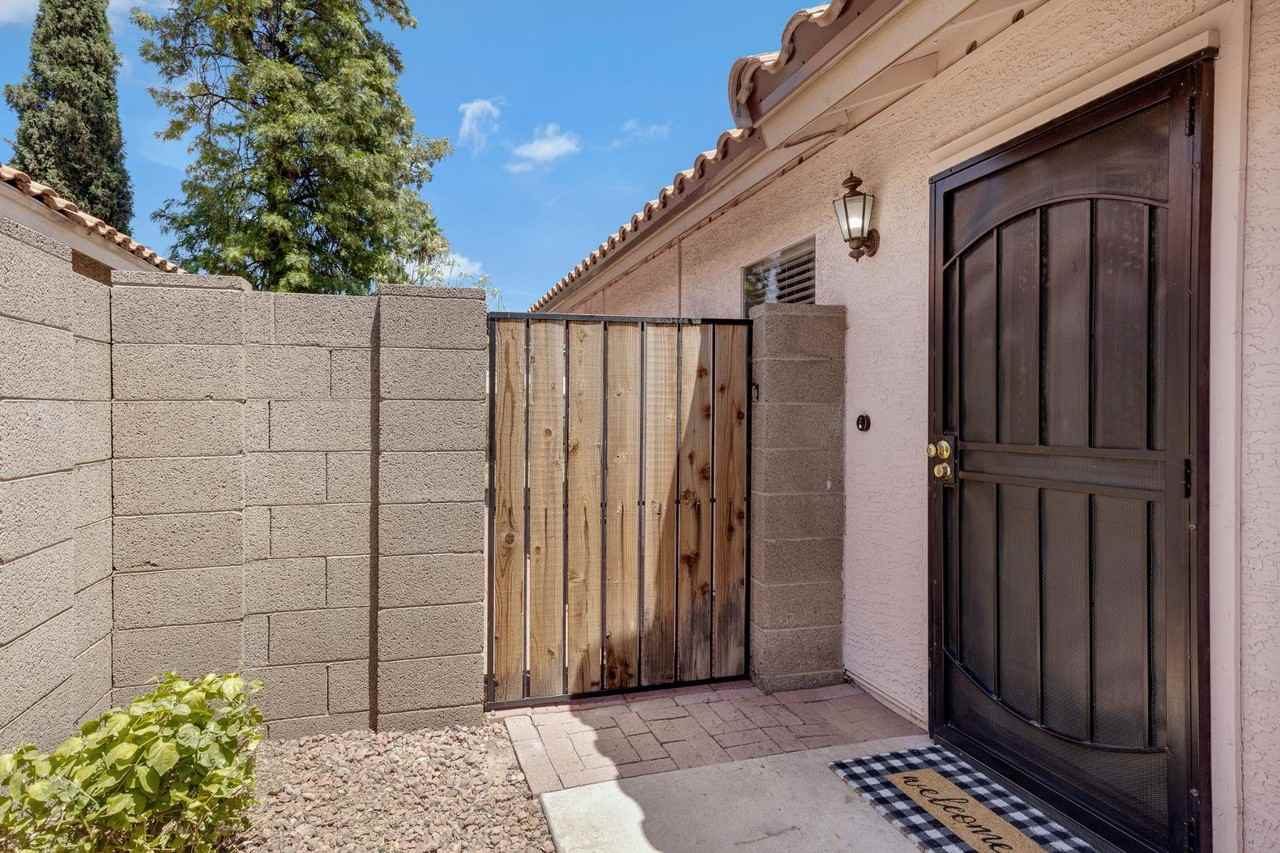 19211 N 78th Ave - Photo 4 of 27