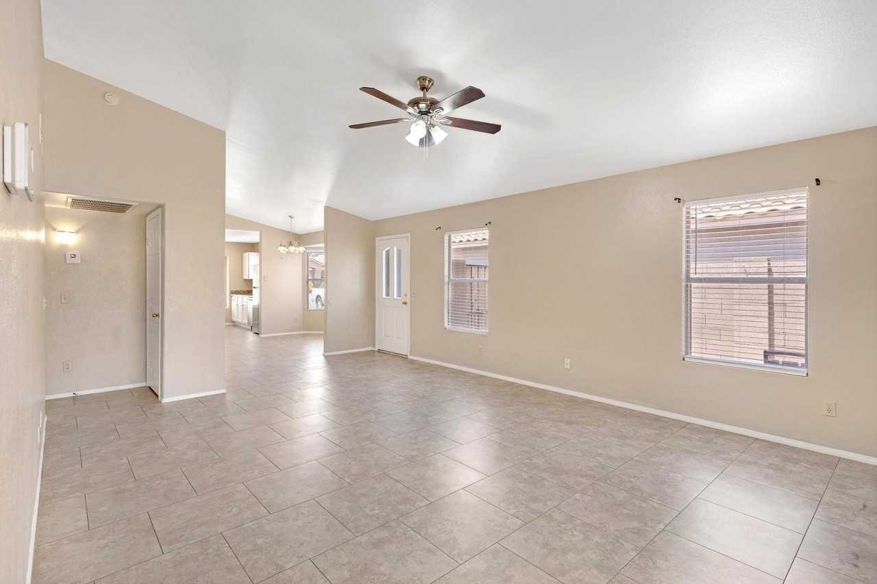 19211 N 78th Ave - Photo 6 of 27