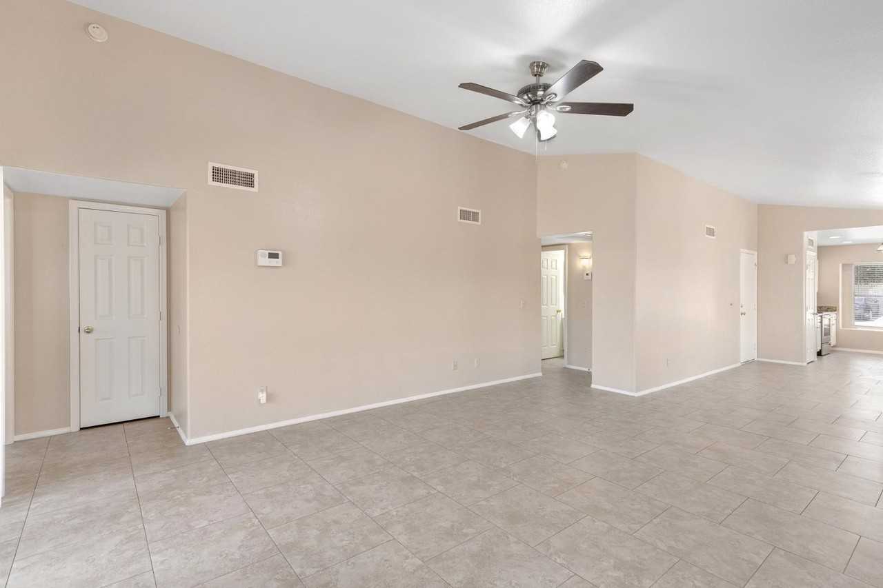 19211 N 78th Ave - Photo 7 of 27