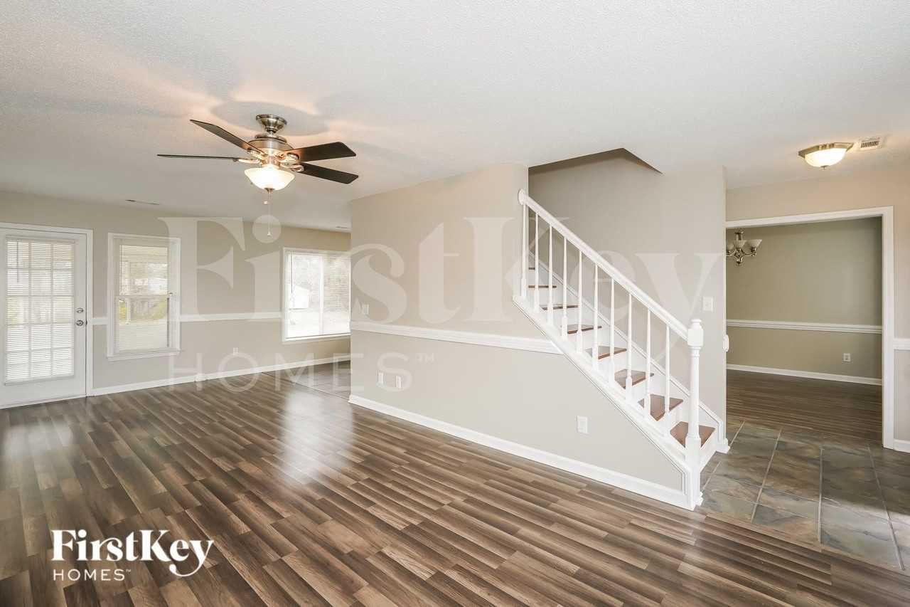 6350 River Crest Dr - Photo 3 of 15