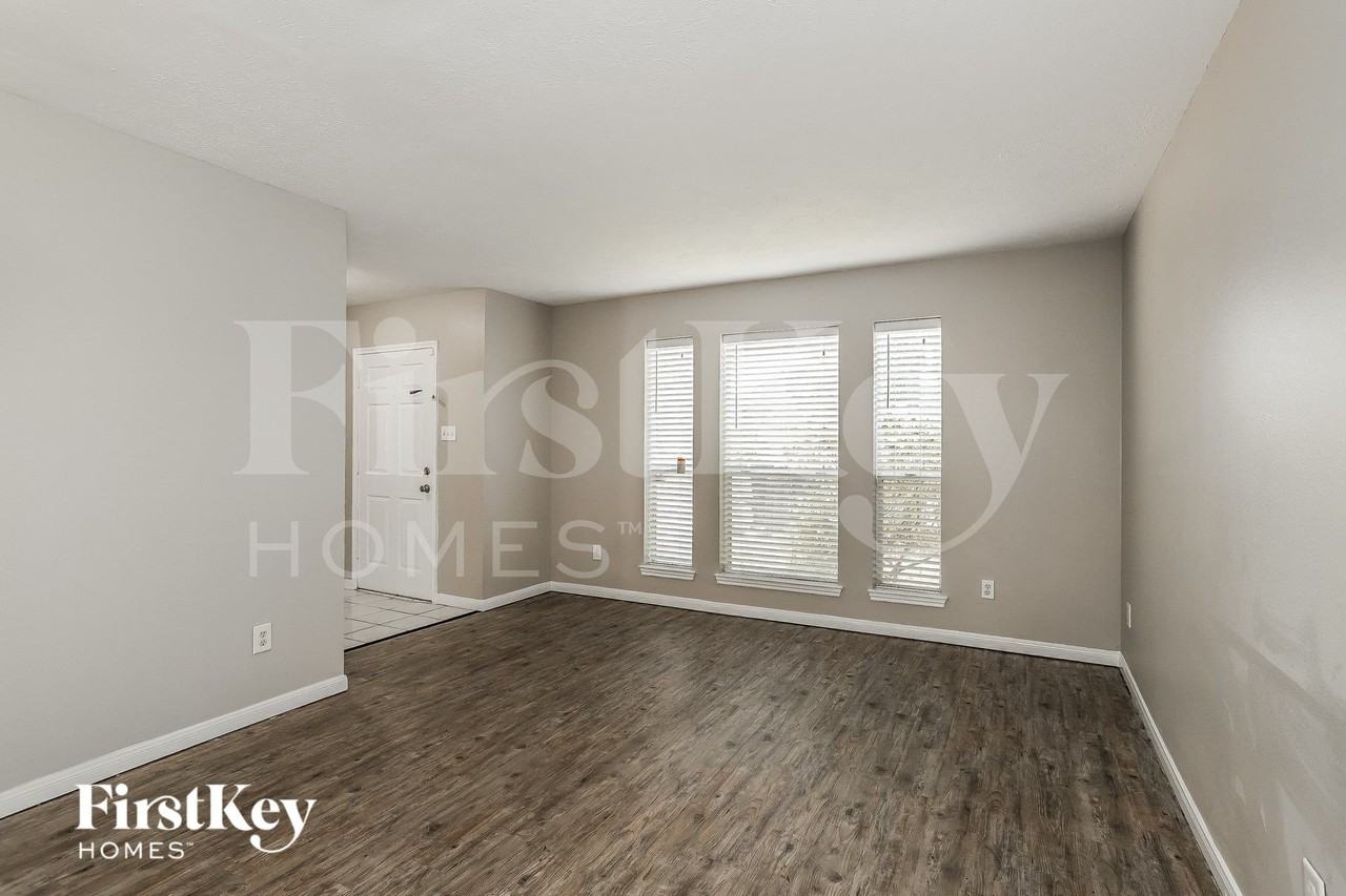 518 Foxglove Dr - Photo 3 of 15