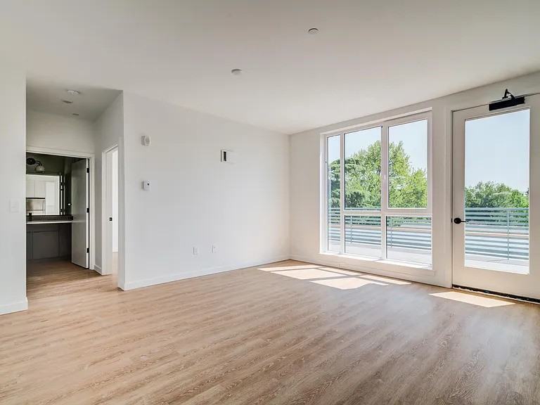 2510 Se 29th Ave - Photo 3 of 6