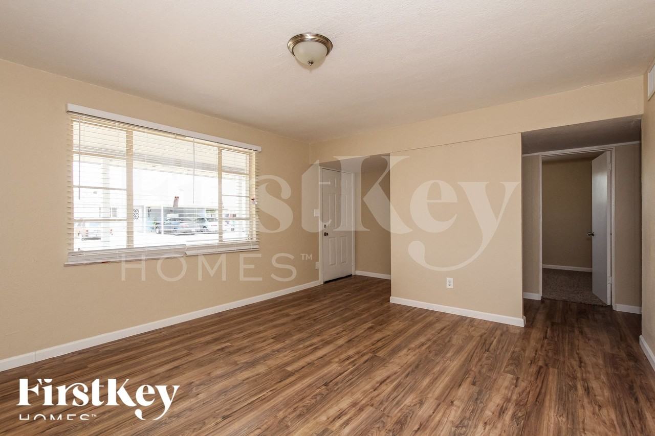 2919 W Seldon Ln - Photo 3 of 15