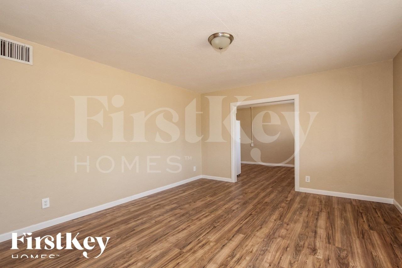 2919 W Seldon Ln - Photo 4 of 15