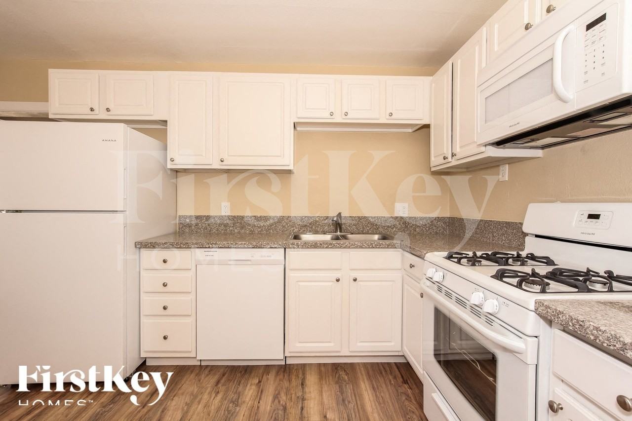 2919 W Seldon Ln - Photo 5 of 15