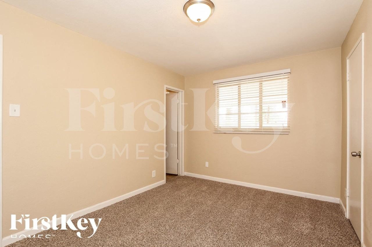 2919 W Seldon Ln - Photo 7 of 15
