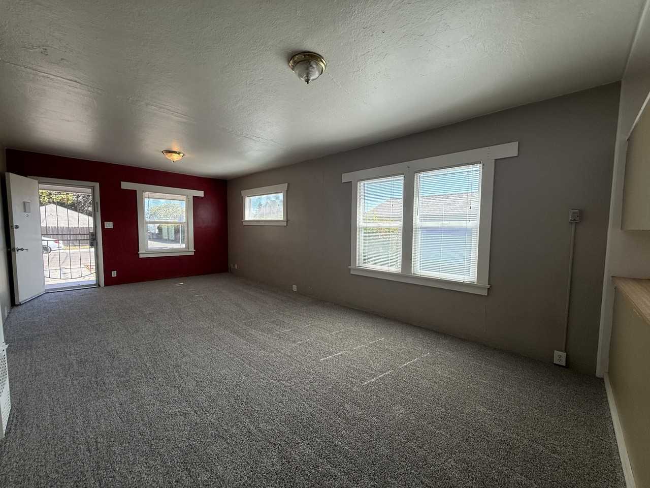 212 W Hickory Ave - Photo 5 of 19