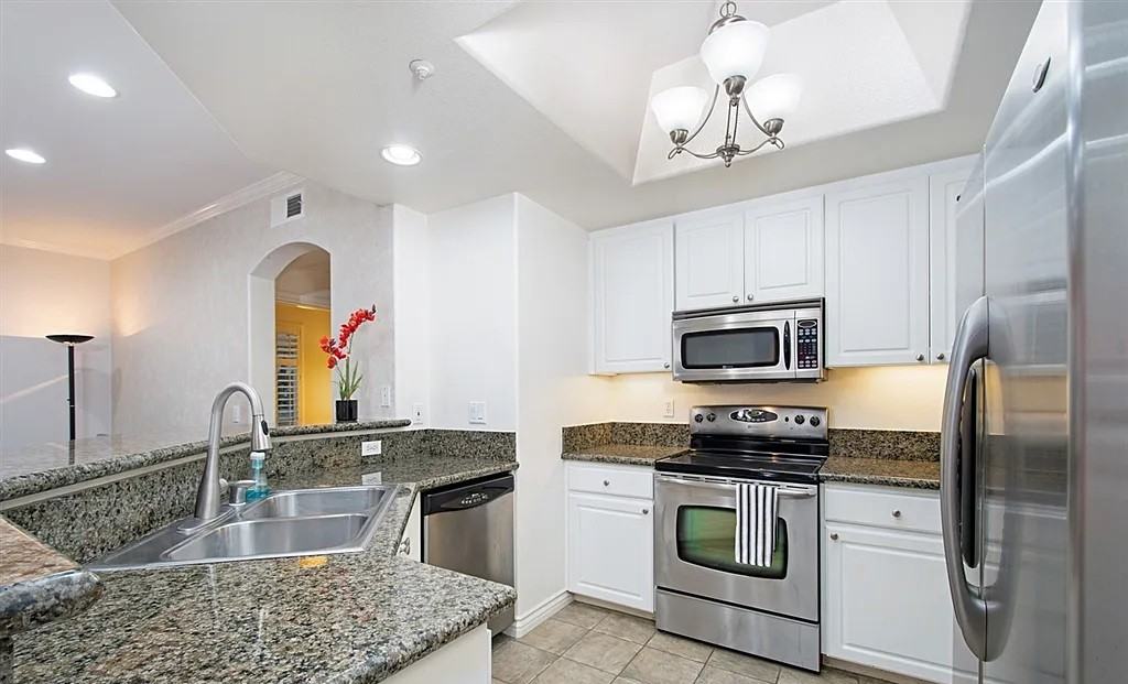 9263 Regents Rd - Photo 6 of 8