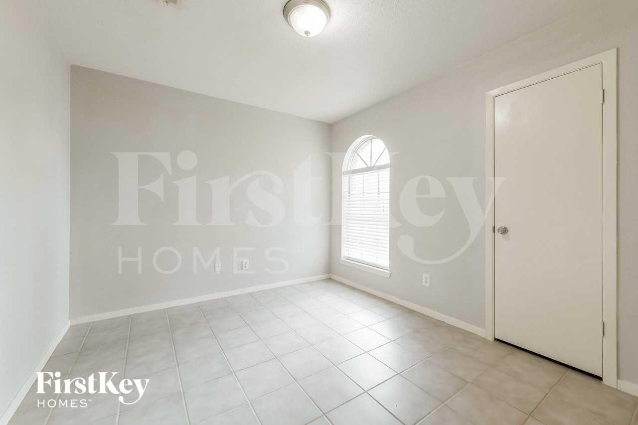 22234 Waynegate Dr - Photo 3 of 15