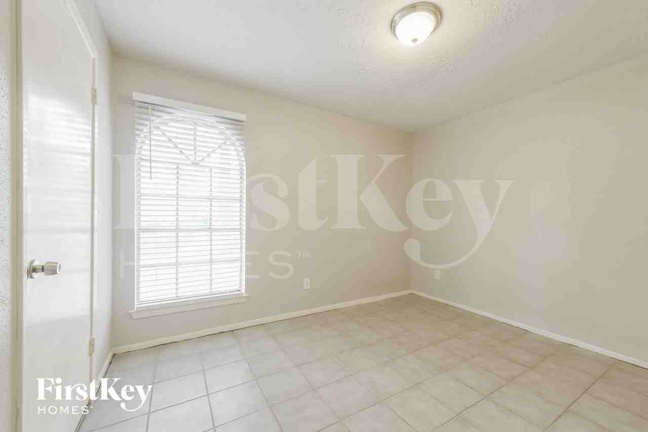 22234 Waynegate Dr - Photo 6 of 15
