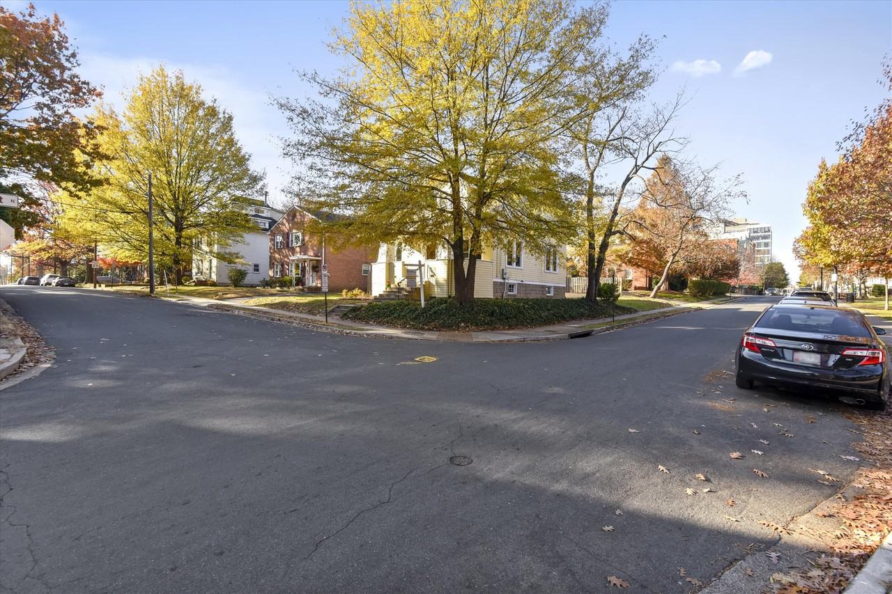 1048 N Daniel St - Photo 2 of 34