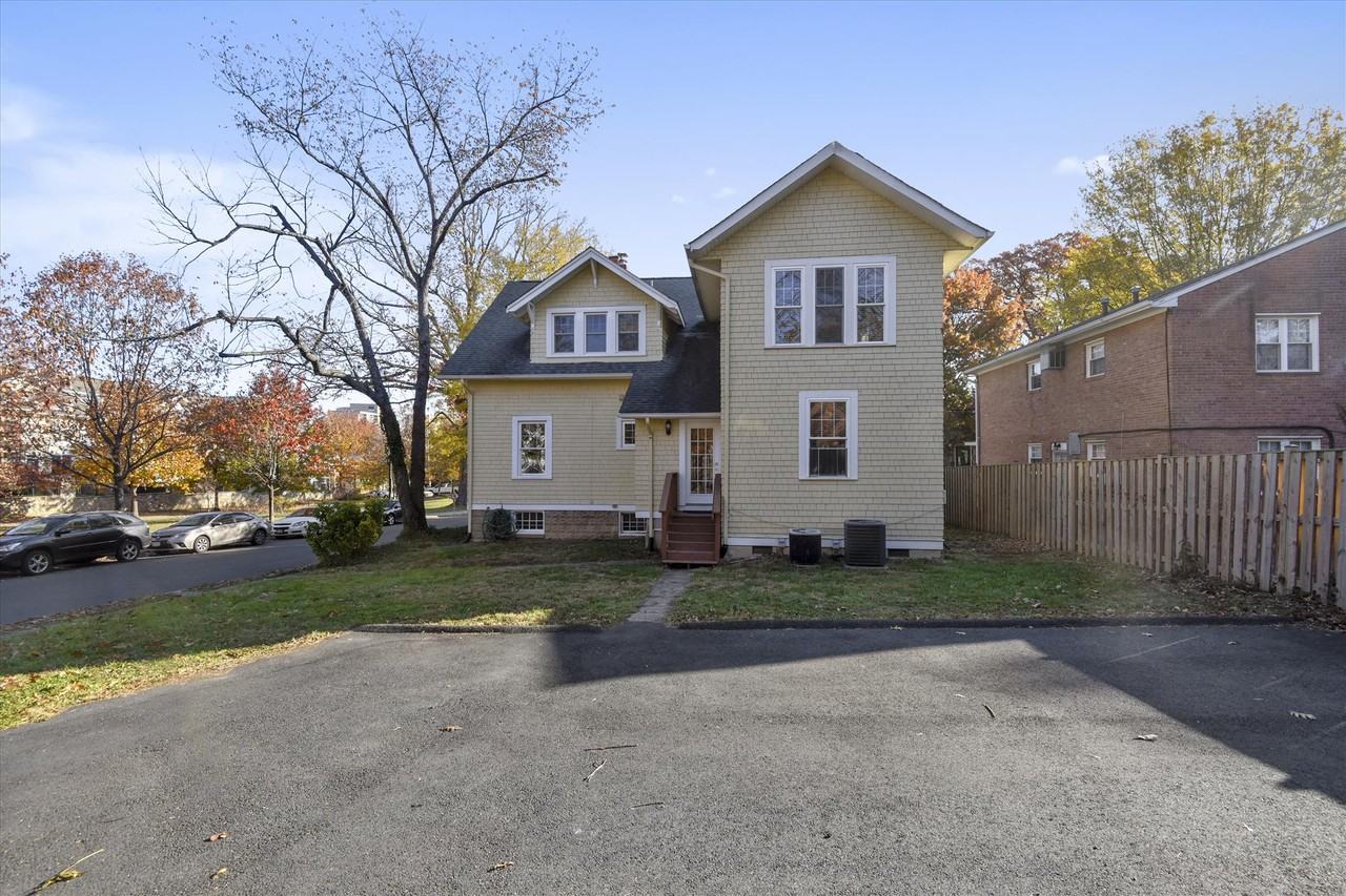 1048 N Daniel St - Photo 4 of 34