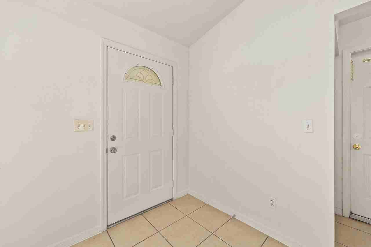 4680 Ne 28th Ter - Photo 7 of 36