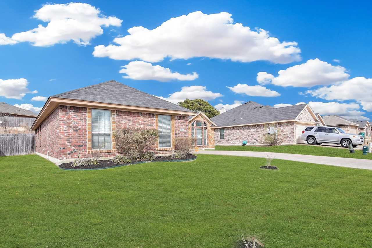 1118 Chaucer Ln - Photo 2 of 23