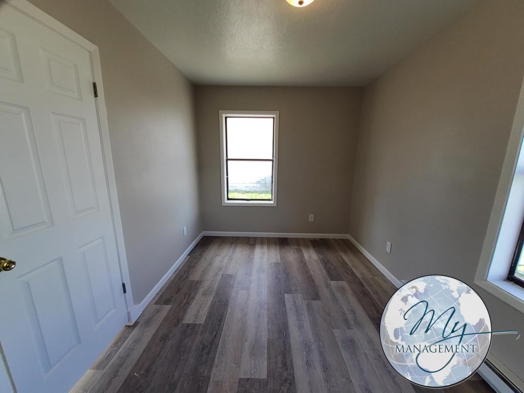 220 Castleford St W - Photo 7 of 13