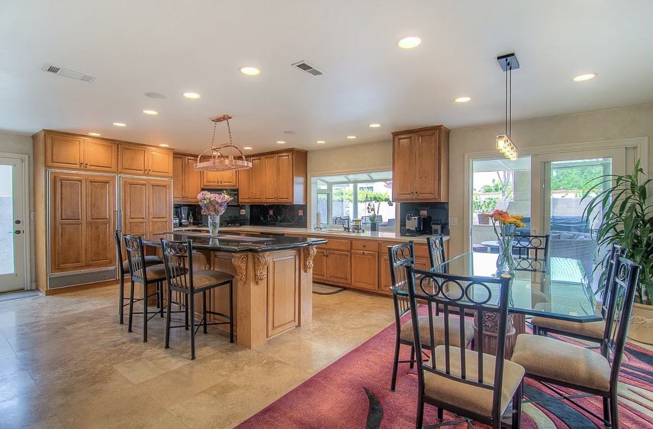 1074 Visalia Dr - Photo 3 of 10