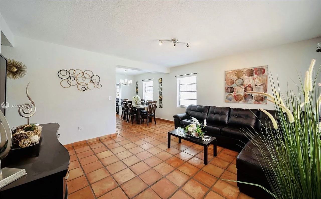 516 Sw 64th Ave - Photo 2 of 10