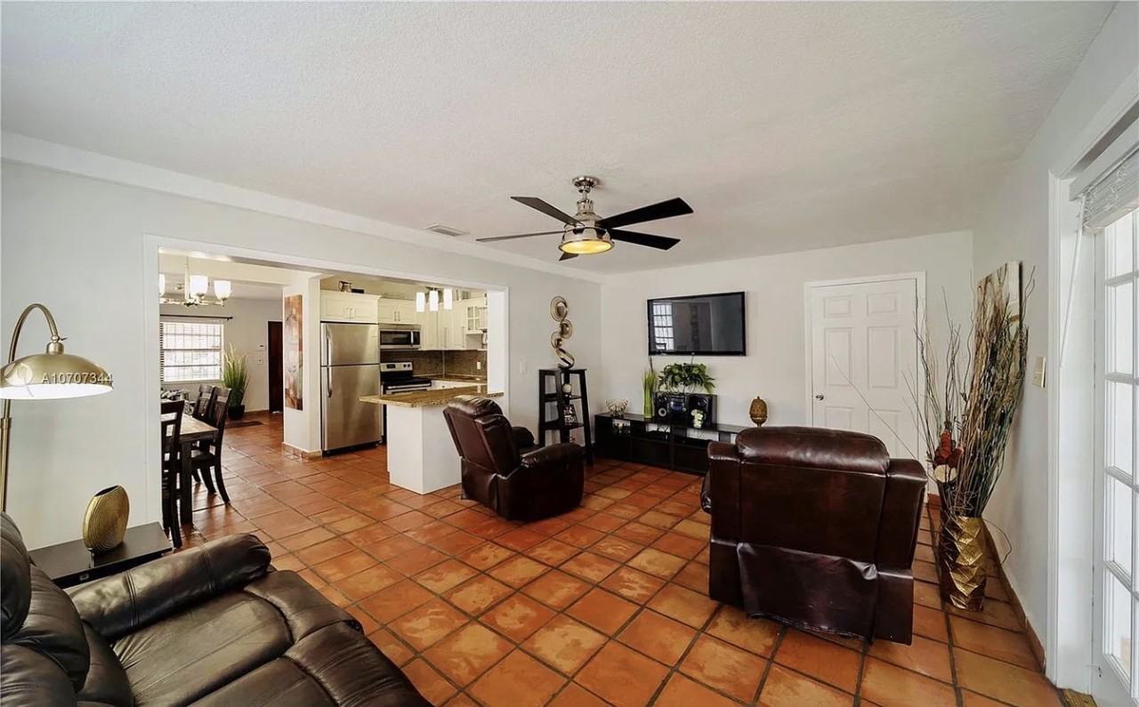 516 Sw 64th Ave - Photo 3 of 10