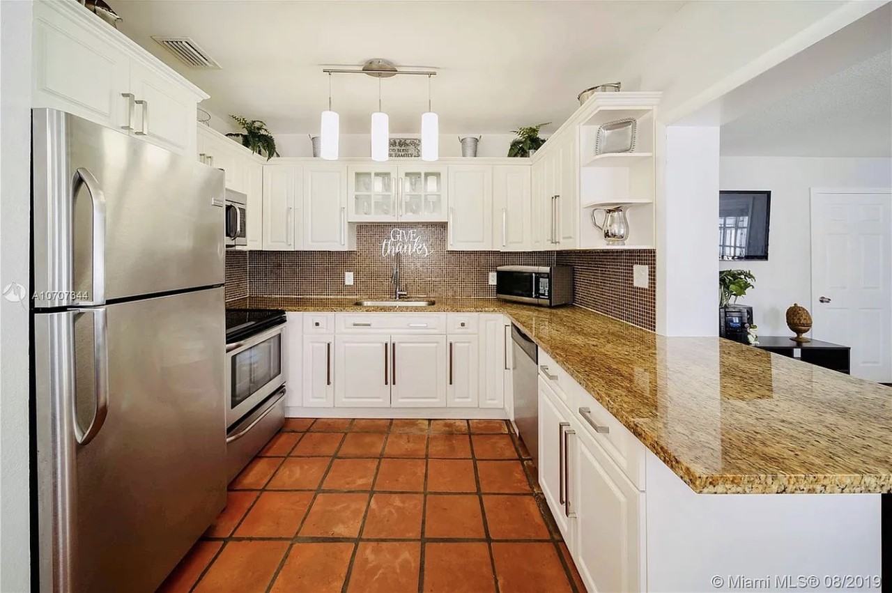 516 Sw 64th Ave - Photo 4 of 10