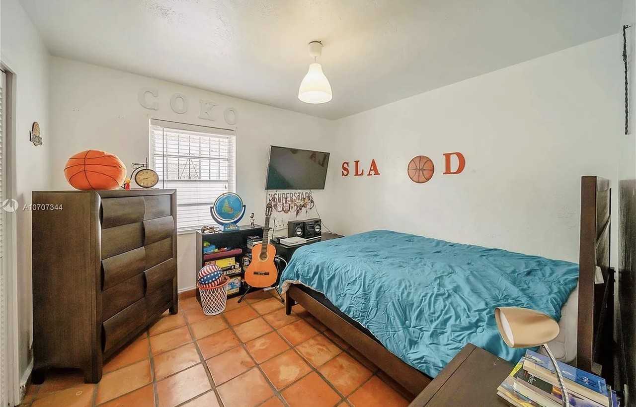 516 Sw 64th Ave - Photo 5 of 10
