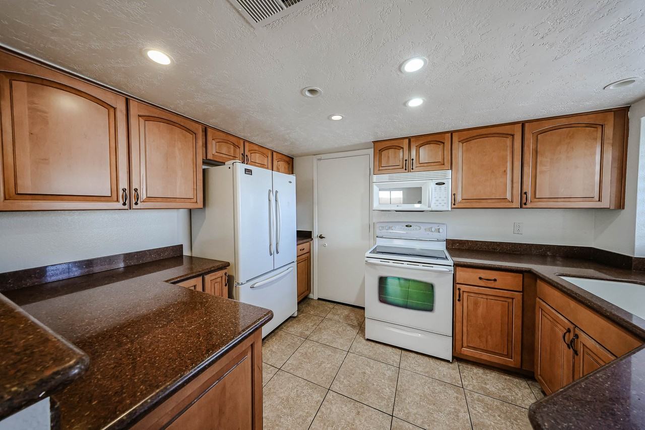 3301 E Wescott Dr - Photo 3 of 34