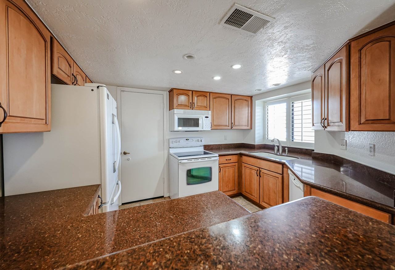3301 E Wescott Dr - Photo 4 of 34