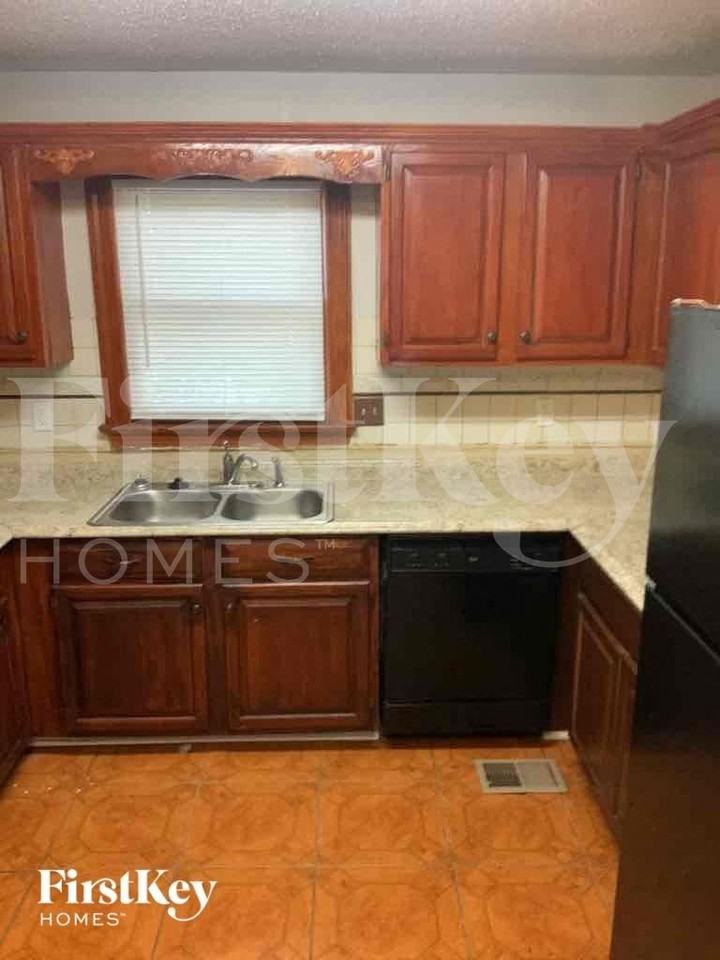 1395 Oakengate Dr - Photo 4 of 15