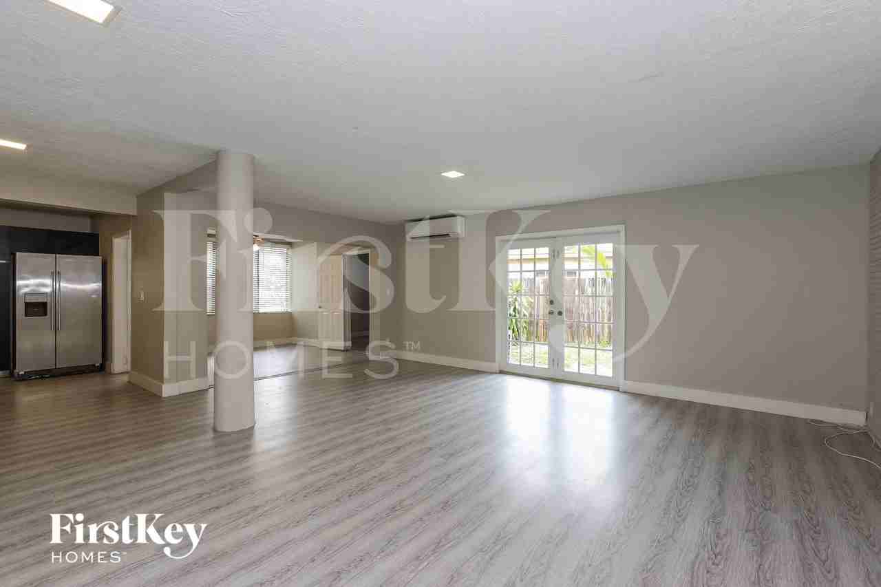 1185 Arizona Ave - Photo 2 of 15