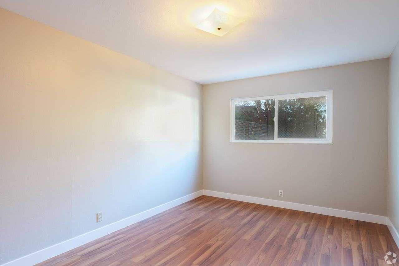 Grand at Rockridge (FKA Pleasant Valley Apts) - Photo 4 of 27