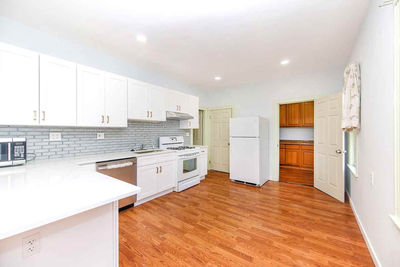 21 Hawthorne St #2 - Photo 2 of 21