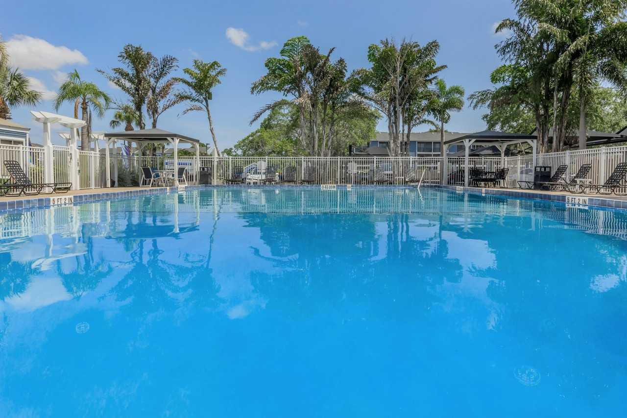 Fountain Lake Bradenton - Photo 2 of 50