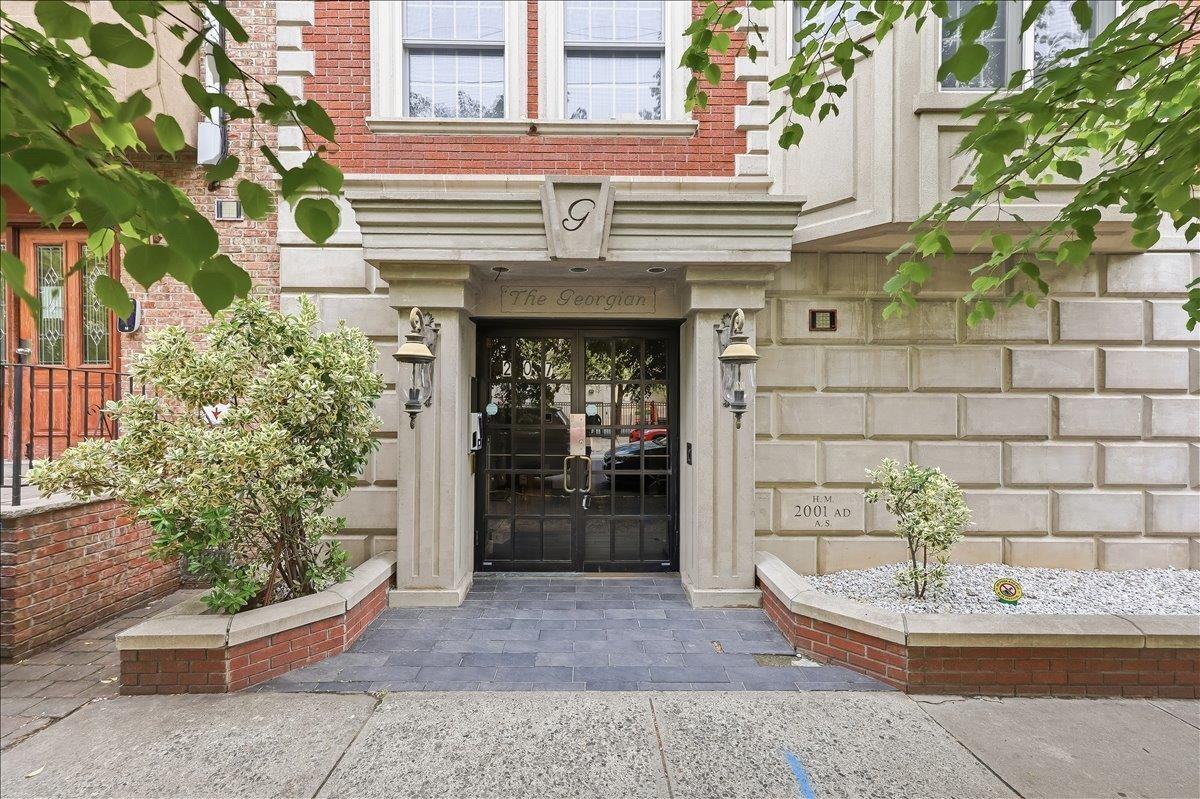 205 Madison St - Photo 3 of 12