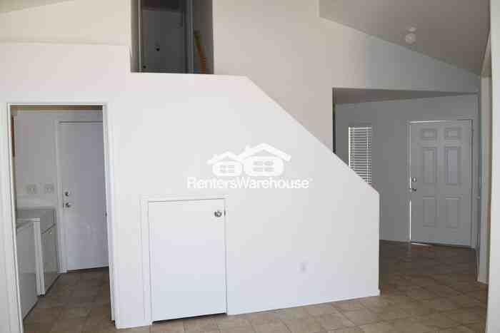 10426 W Oregon Ave - Photo 3 of 18