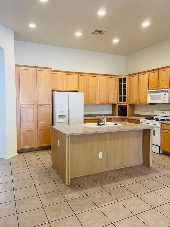 8201 W Quail Ave - Photo 7 of 23