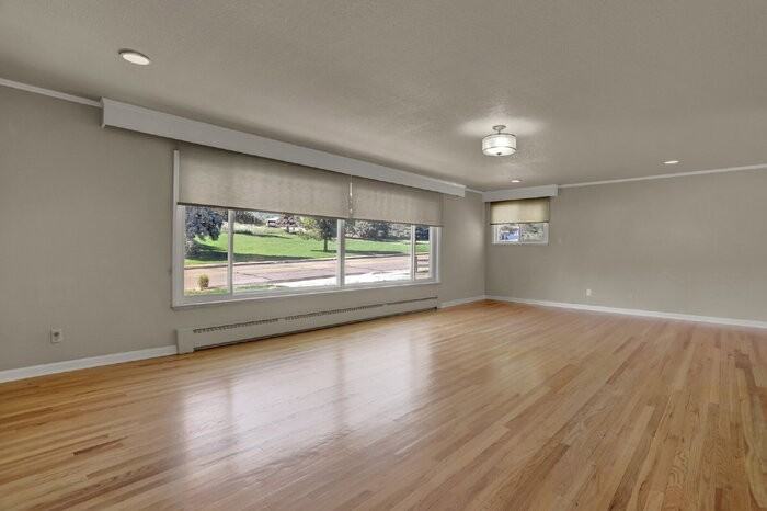 1102 Skyway Blvd - Photo 3 of 29