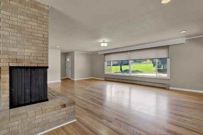 1102 Skyway Blvd - Photo 5 of 29