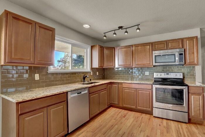 1102 Skyway Blvd - Photo 7 of 29