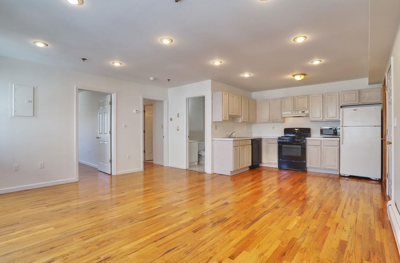 632 Adams St - Photo 5 of 11