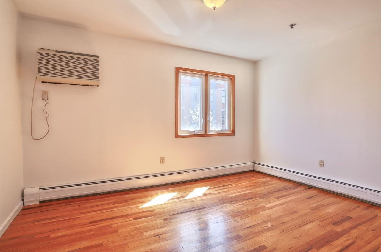 632 Adams St - Photo 7 of 11