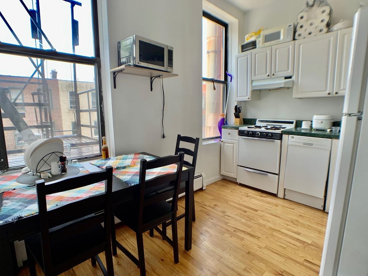 912 Washington St - Photo 5 of 8
