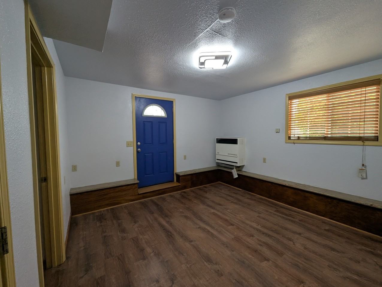 5819 Bayview Avenue - Photo 4 of 25