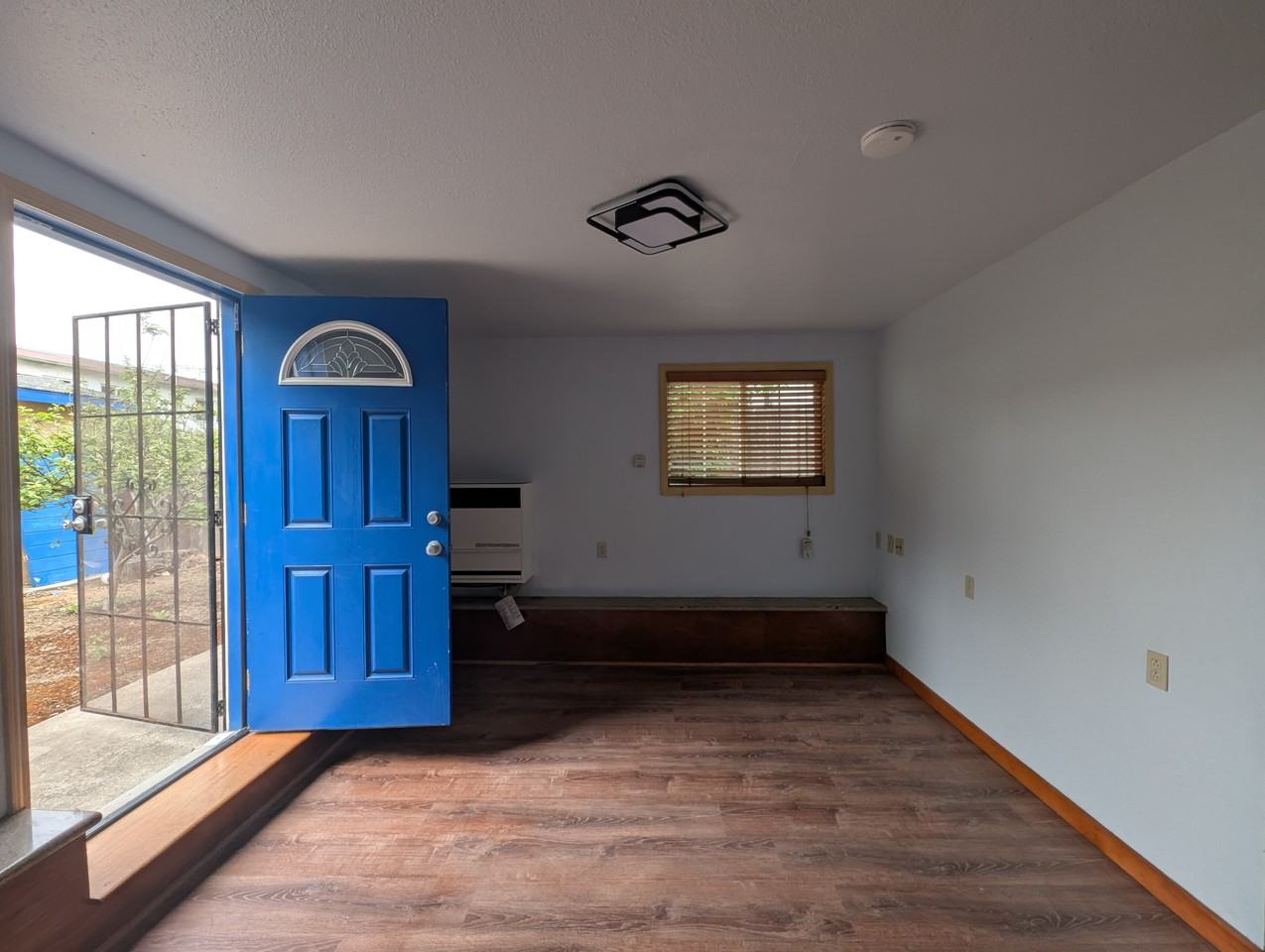 5819 Bayview Avenue - Photo 2 of 25
