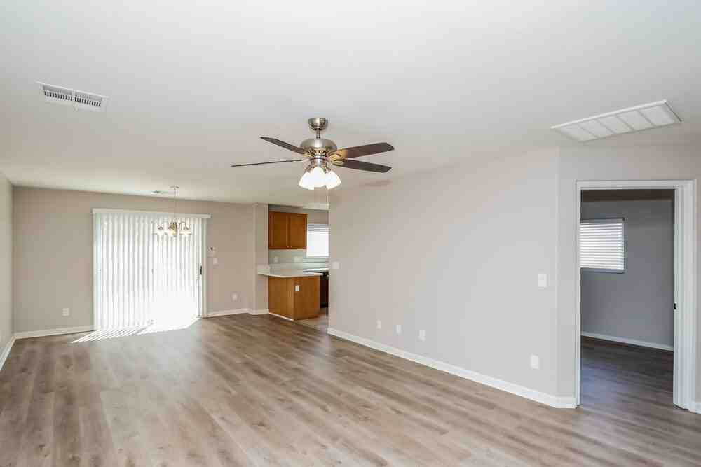 9522 Green Spruce St - Photo 5 of 17