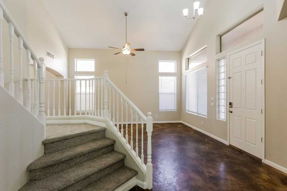 13311 W Stella Ln - Photo 4 of 17