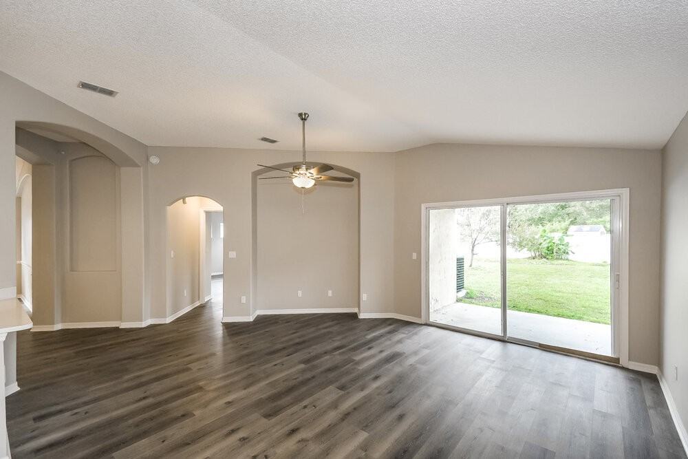 1098 Maple Ln - Photo 3 of 16