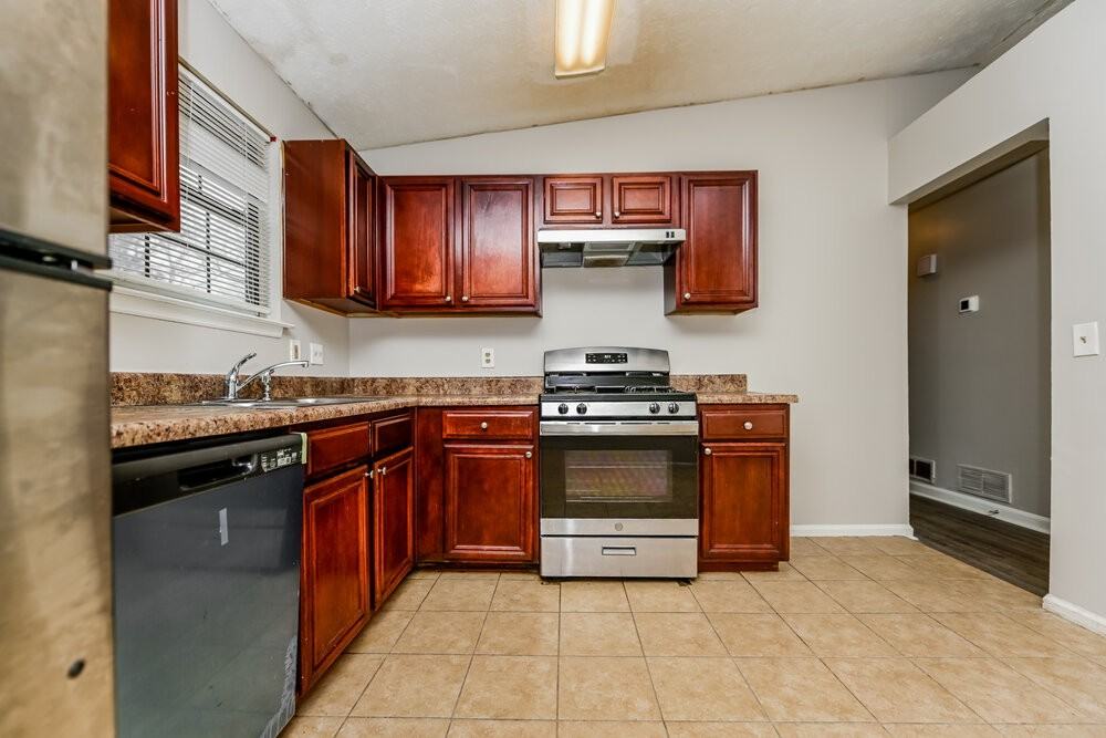 1102 Cherokee Hts - Photo 7 of 16