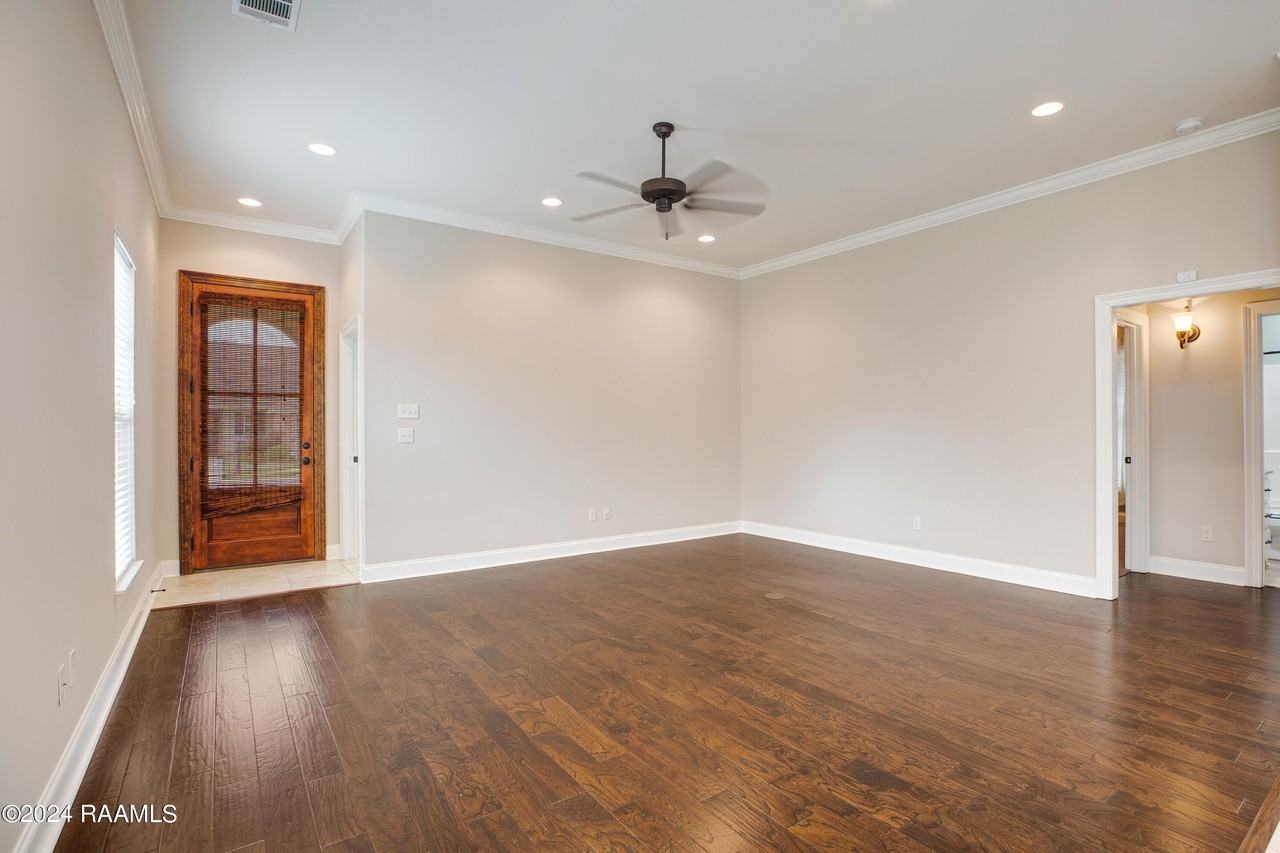919 Russo St - Photo 4 of 13